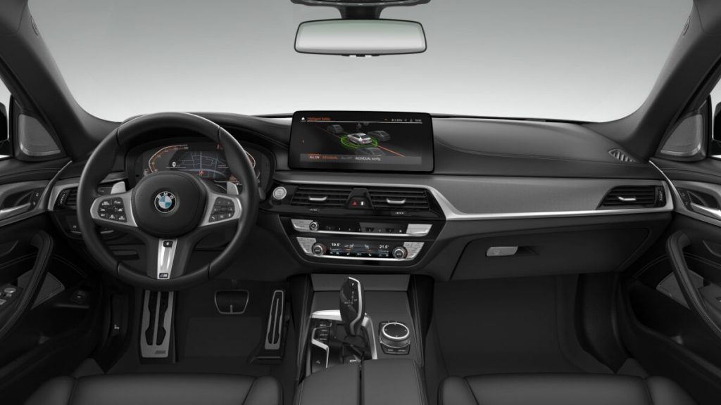 BMW 5er mit Blick auf das Dashboard.