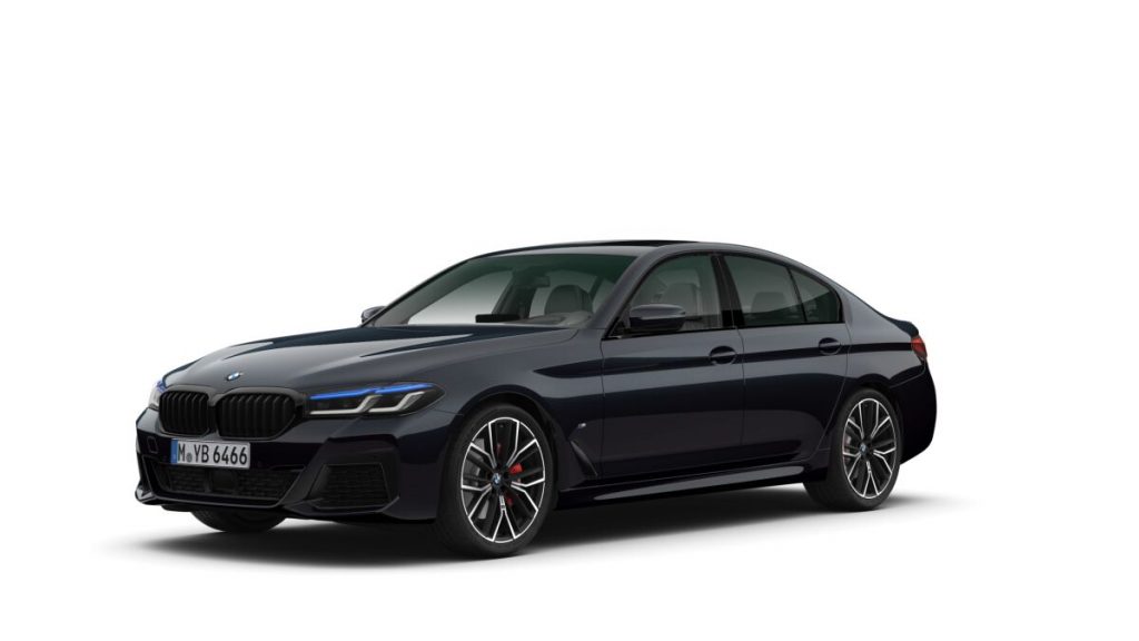 BMW 5er Leasing Angebot mit Blick auf die vordere Seitenansicht.